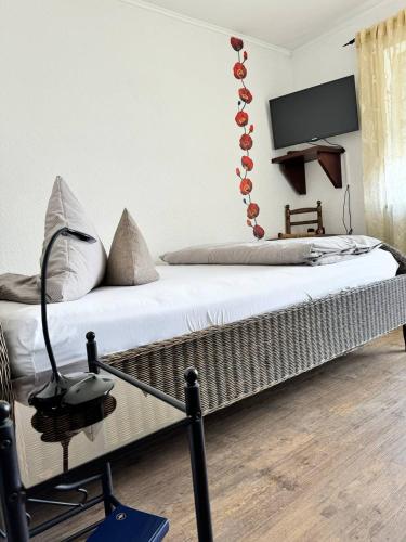 Una cama o camas en una habitación de Hotel Zrenners GARNI