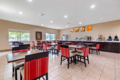 a restaurant with tables and chairs and a bar at Comfort Suites Keeneland in Lexington