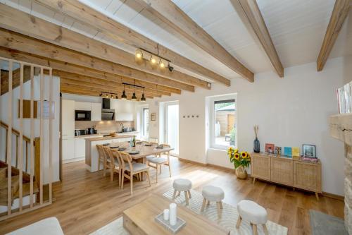une cuisine et une salle à manger avec une table et des chaises dans l'établissement Ty Mémène - Magnifique bâtisse bretonne, à Plérin