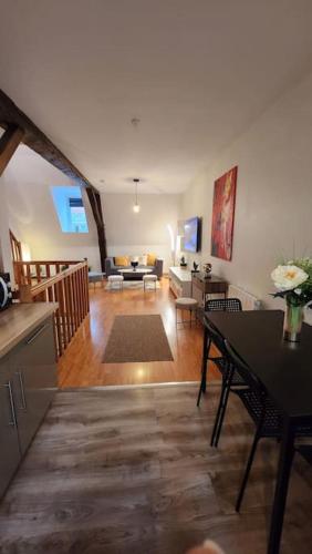 un salon avec une table et un canapé dans l'établissement Grand Duplex du Beffroi, à Douai
