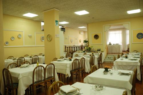 Un restaurant sau alt loc unde se poate mânca la Hotel Iris Crillon