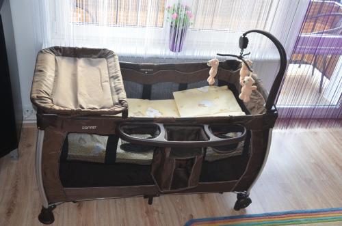 a baby car seat in a room at Apartament Masovia in Mrągowo