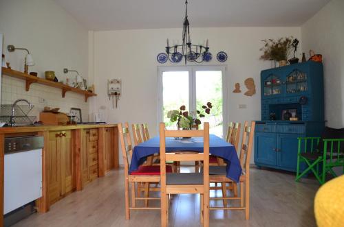 kuchnia ze stołem i niebieskimi szafkami w obiekcie Istebna715 w Istebnej