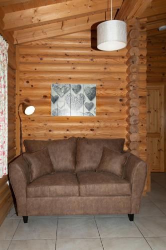 Zona de estar de Quail Lodge - Nordic Log Cabin