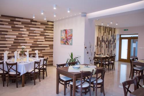 a dining room with a table and chairs at Penzión Tri Koruny in Spišská Stará Ves