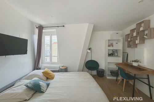 - une chambre avec un lit et un bureau dans l'établissement Flexliving - studio - Legendre, à Paris