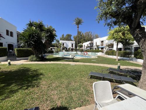 Estepona - Playa - 2 dormitorios con jardín y acceso directo a la piscina Is15