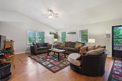 Χώρος καθιστικού στο Whispering Pines - Spectacular Views & Hot Tub home