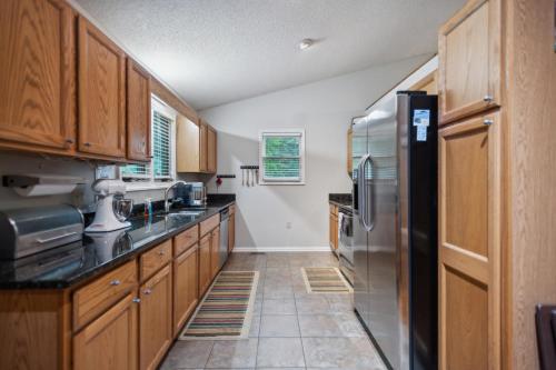 Η κουζίνα ή μικρή κουζίνα στο Whispering Pines - Spectacular Views & Hot Tub home