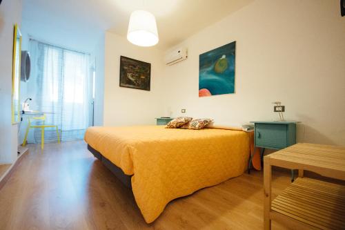 A bed or beds in a room at Bed à Cala