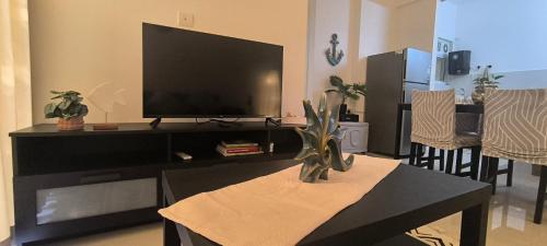 Televiisor ja/või meelelahutuskeskus majutusasutuses Goodstay Elegant Ocean-Themed -207