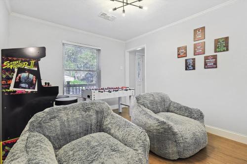 a living room with two chairs and a table at Upscale 6BR 2,5BA Holiday Home with Pool, Hot Tub & Game Room in Farmers Branch