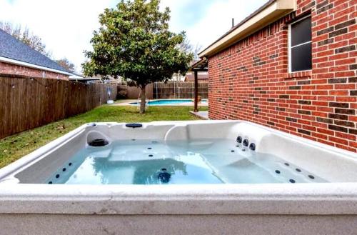Fotografie z fotogalerie ubytování 6BR 3,5BA Home Pool, Hot Tub, Game Room -16 Guests v destinaci Sachse