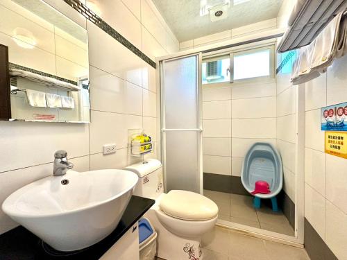 ein kleines Badezimmer mit Waschbecken und Toilette in der Unterkunft Little Apple B&B in Wujie
