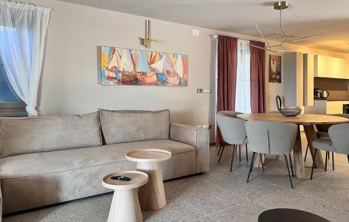 Posezení v ubytování 2 Bedroom Beautiful Home In Labinci