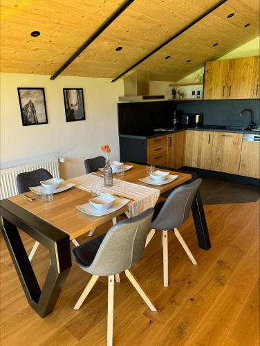 a dining room table and chairs in a kitchen at Ferienwohnungen Alpinum in Krün