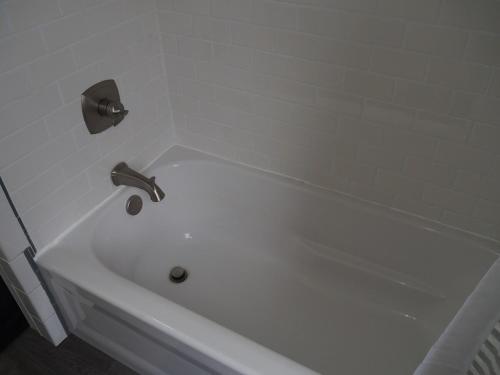 Un baño de Sailor's Delight - Remodeled And Super Cute!