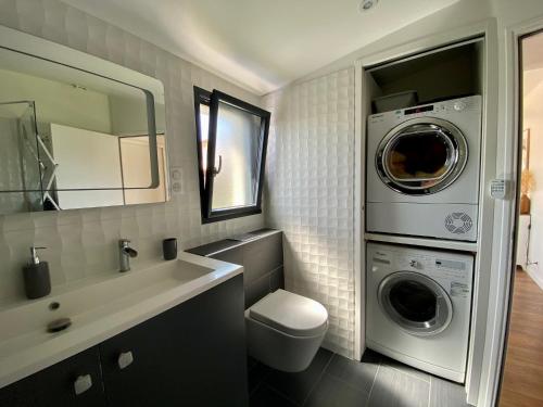 a bathroom with a washing machine and a sink at La Romerel/Maison piscine/400m plage et commerces! in Châtelaillon-Plage