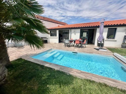 une piscine devant une maison dans l'établissement La Romerel/Maison piscine/400m plage et commerces!, à Châtelaillon-Plage