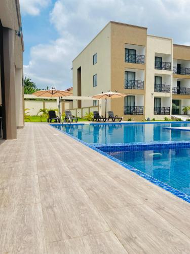 an empty swimming pool in front of a building at AIDEN HOMES AND APARTMENTS HOTEl in Koforidua