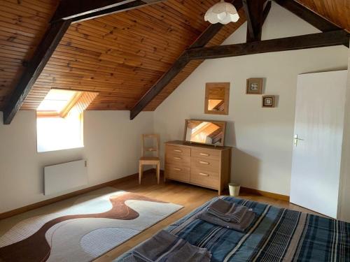 una camera da letto con un letto grande e un soffitto in legno di Lake Cottage, In A Small Village a Caurel