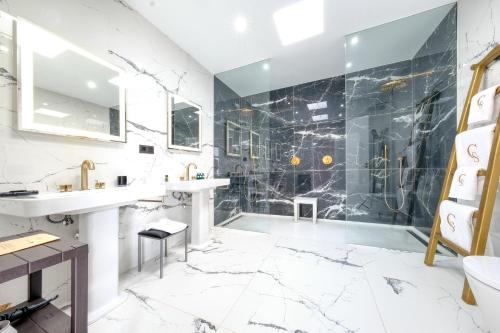 a bathroom with two sinks and a shower at Casa Serena 10 Boutique- Adults Only-Breakfast Included in Mácher