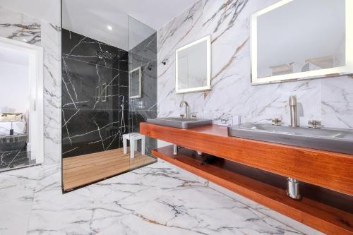 a bathroom with two sinks and two mirrors at Casa Serena 10 Boutique- Adults Only-Breakfast Included in Mácher