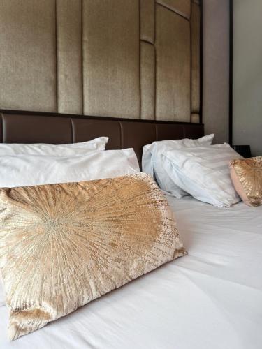 two beds with white sheets and a pillow on them at Mida Grande - 903 in Ban Lum Fuang