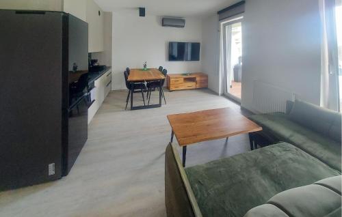 una sala de estar con un sofá y una mesa en Gorgeous Apartment In Sianozety, en Sianożęty