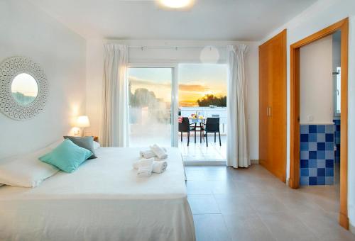 Un dormitorio con una cama con vista al mar. en San Francisco by Vintage Travel, en Arenal d'en Castell