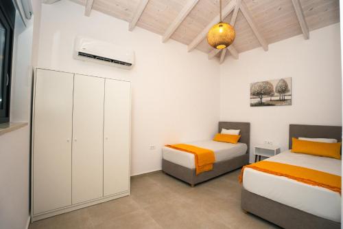 1 dormitorio con 2 camas y armario en Seaside Villa Volter, en Kypseli