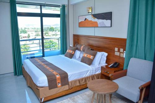 Postel nebo postele na pokoji v ubytování UNIQUE ROYAL HOTEL AND SUITeS