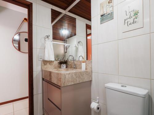 a bathroom with a sink and a toilet at Casa c/ piscina privativa a 150m da praia PU9263 in Itajubá
