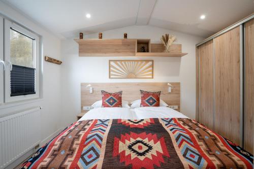 Ένα ή περισσότερα κρεβάτια σε δωμάτιο στο Ostseecamp Ferienhaus One Nineteen, mit Motorradgarage