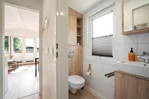 Ένα μπάνιο στο Ostseecamp Ferienhaus One Nineteen, mit Motorradgarage