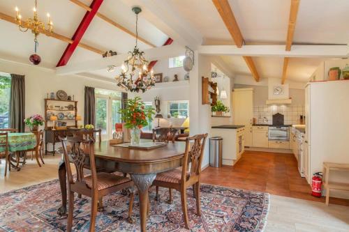 a kitchen and dining room with a table and chairs at Hello Zeeland - Vakantiehuis Het Blauwe Hof in Koudekerke