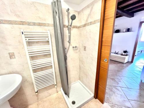 Phòng tắm tại Seaview house free parking & private garden