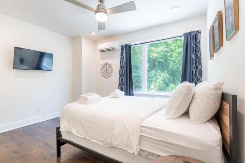 Postel nebo postele na pokoji v ubytování 6 Bedroom Quiet Townhome! 6min to Airport & 15min to Downtown!