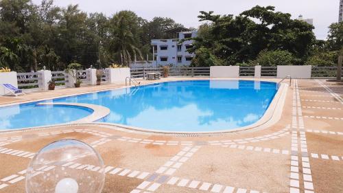 Bazén v ubytování Beach front Apartment RAYONG CONDOCHAIN nebo v jeho okolí