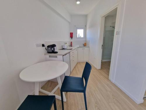 Foto Kitieos Central Apts 100m from Finikoudes Beach 6