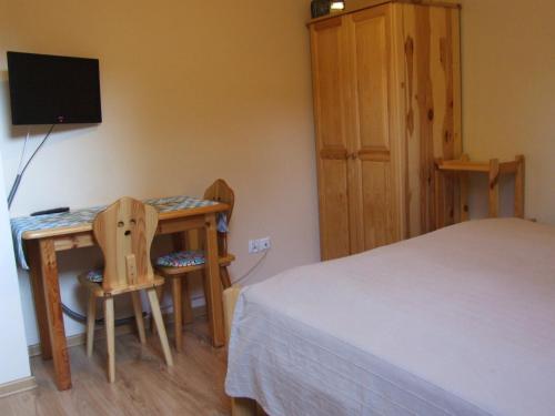 a bedroom with a bed and a desk with a computer at Pokoje i apartamenty pod Jaworzyną w Koninkach in Koninki