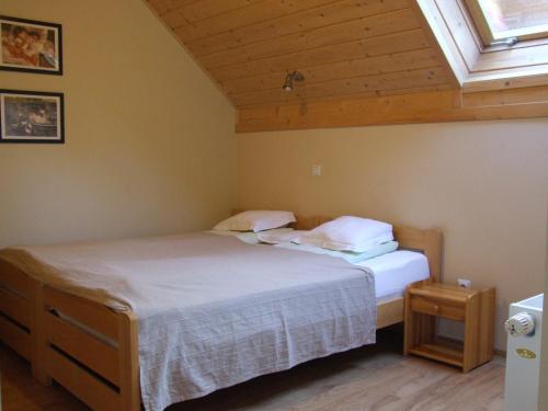 a bedroom with two beds and a window at Pokoje i apartamenty pod Jaworzyną w Koninkach in Koninki