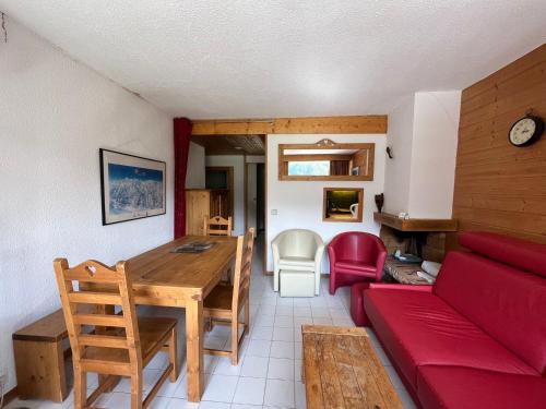 un salon avec un canapé rouge et une table dans l'établissement Appartement fonctionnel, 3 pièces, balcon, 7 personnes, animaux admis - FR-1-181-2420, à La Plagne Tarentaise