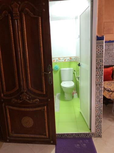 baño con aseo y puerta de cristal en Mahmoud Moulay Yacoub, en Moulay Yacoub