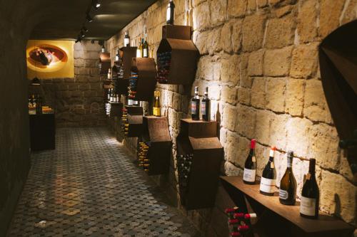 korytarz piwniczki z winami i butelkami wina w obiekcie Atelier Inès Arts & Suites w mieście Neapol
