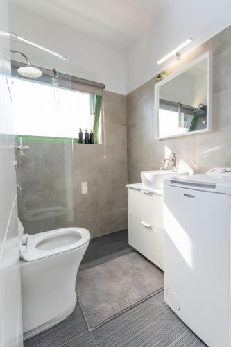 a bathroom with a toilet and a sink at Horizon View in Romanós