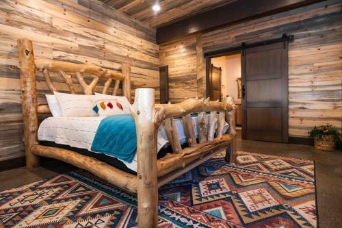Ένα ή περισσότερα κρεβάτια σε δωμάτιο στο Juniper Ridge Luxury Lodge East Zion & Bryce