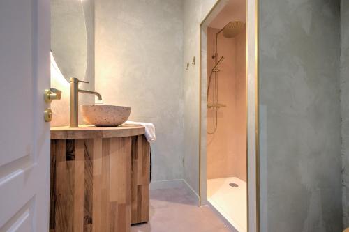 une salle de bain avec un lavabo et une douche dans l'établissement Chez Jeannette, à Périgueux