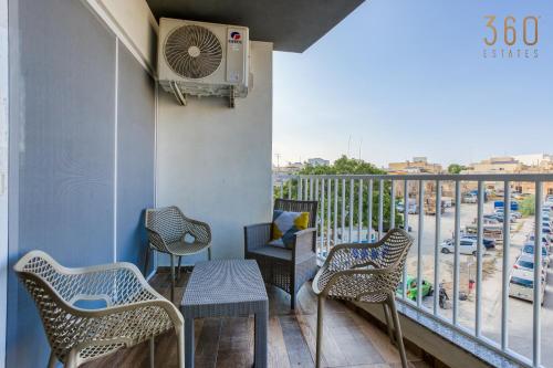 Χώρος καθιστικού στο Spacious 3BR home with Private Terrace & WIFI by 360 Estates