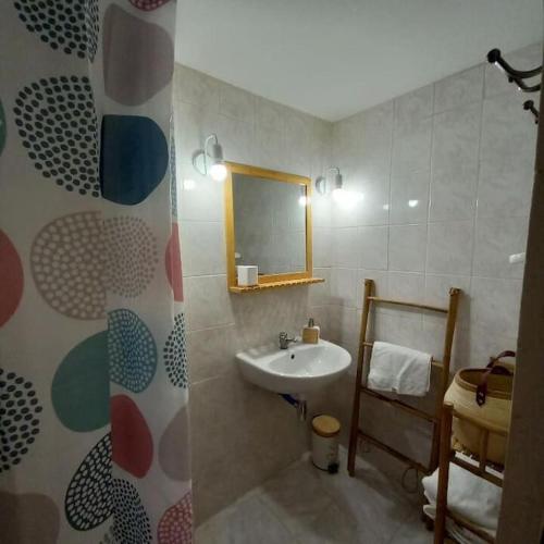 une salle de bain avec un lavabo et un miroir dans l'établissement Le petit gîte de Rosalie, à Blauvac